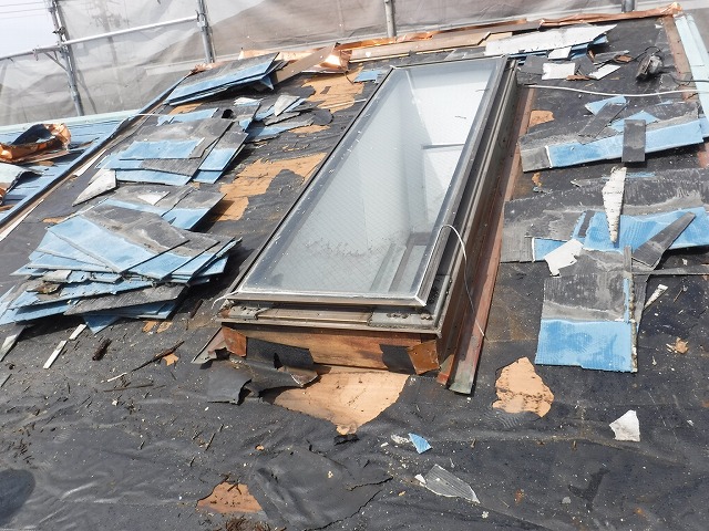 既存屋根材を解体